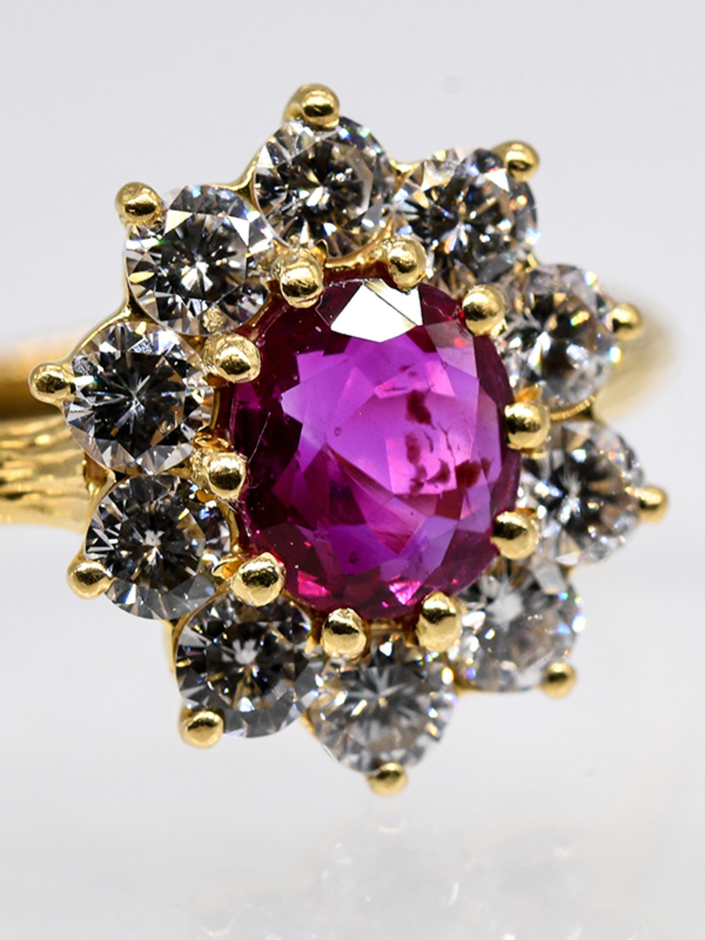 Ring mit Rubin und 10 Brillanten, zus. ca. 1 ct, Juwelier Wilm, Hamburg, 90- er Jahre. br750/-