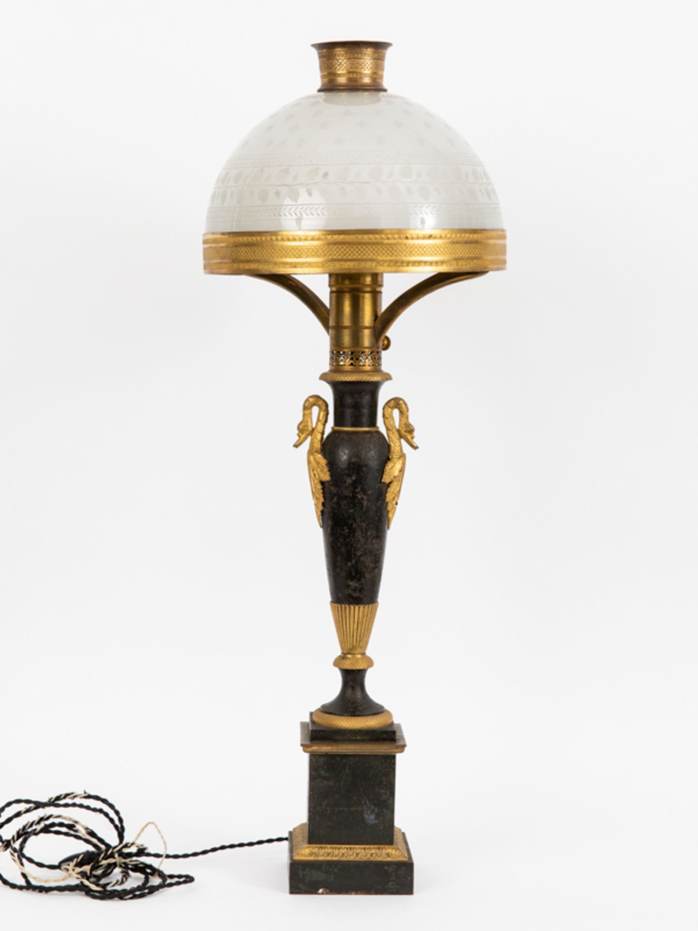 GroÃŸe Tischlampe im Neo-Empire-Stil, wohl Schweden, um 1900. brZinkguss und Glas, schwarz gefasst