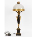 GroÃŸe Tischlampe im Neo-Empire-Stil, wohl Schweden, um 1900. brZinkguss und Glas, schwarz gefasst