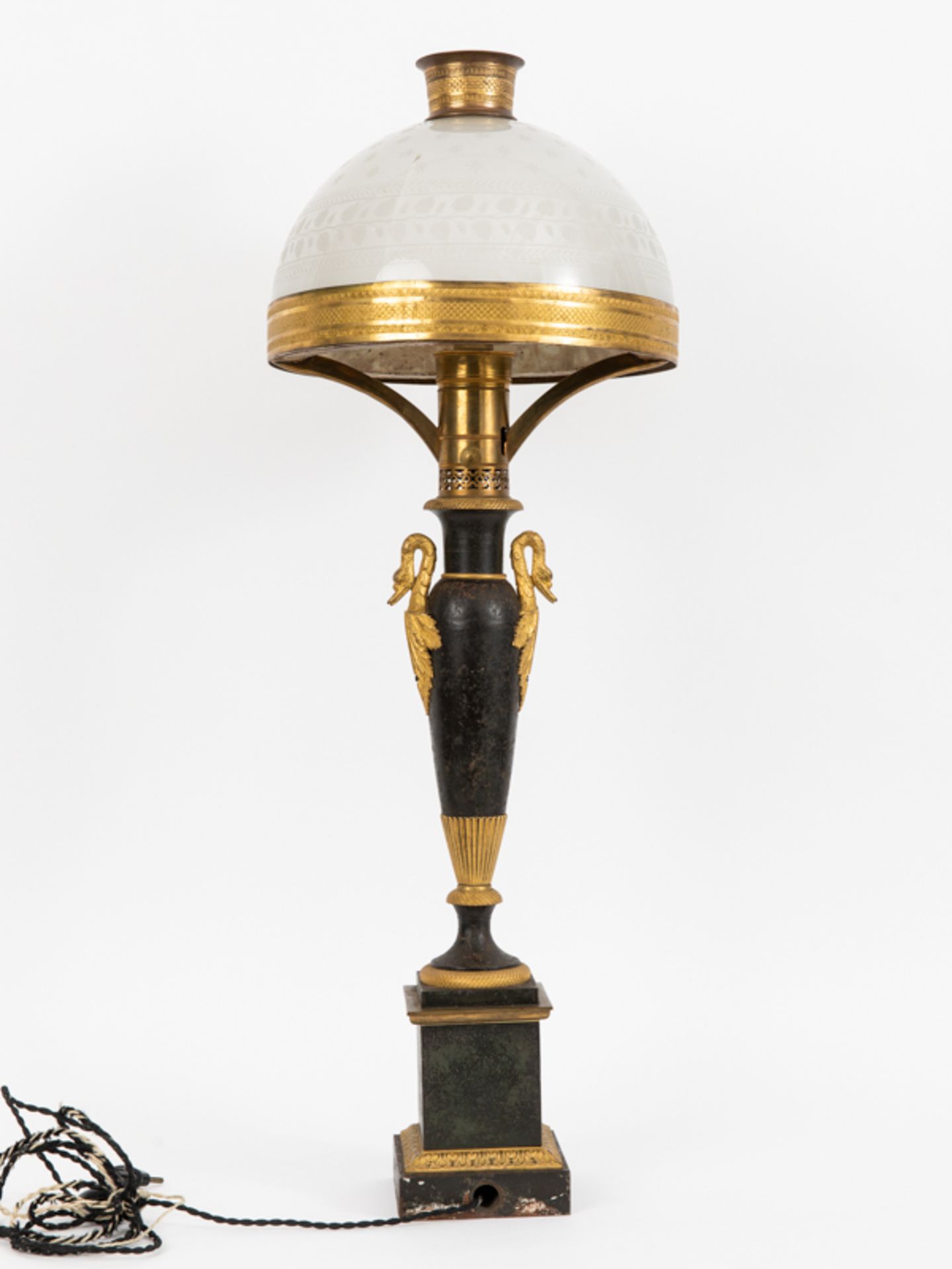 GroÃŸe Tischlampe im Neo-Empire-Stil, wohl Schweden, um 1900. brZinkguss und Glas, schwarz gefasst - Image 2 of 9