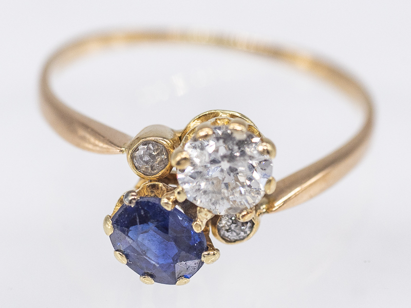 Jugendstil-Ring mit Saphir ca. 0,4 ct und Altschliff-Diamant ca. 0,45 ct, um 1900. br585/- Gelbgold.