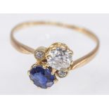 Jugendstil-Ring mit Saphir ca. 0,4 ct und Altschliff-Diamant ca. 0,45 ct, um 1900. br585/- Gelbgold.