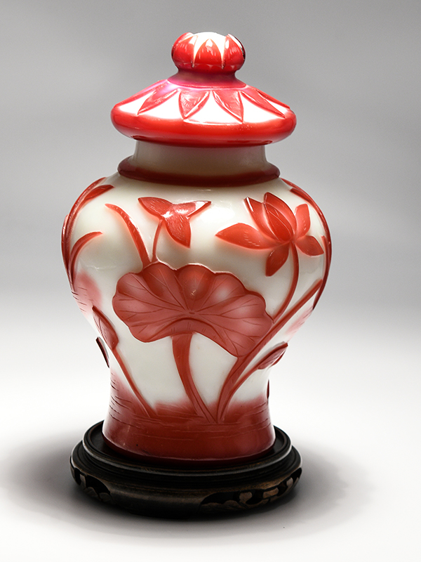 Balusterdeckelvase, Peking Cameo Glas, China, 20. Jh. brÃœberfangglas mit rotem, reliefiert geÃ¤