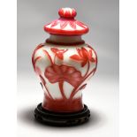 Balusterdeckelvase, Peking Cameo Glas, China, 20. Jh. brÃœberfangglas mit rotem, reliefiert geÃ¤