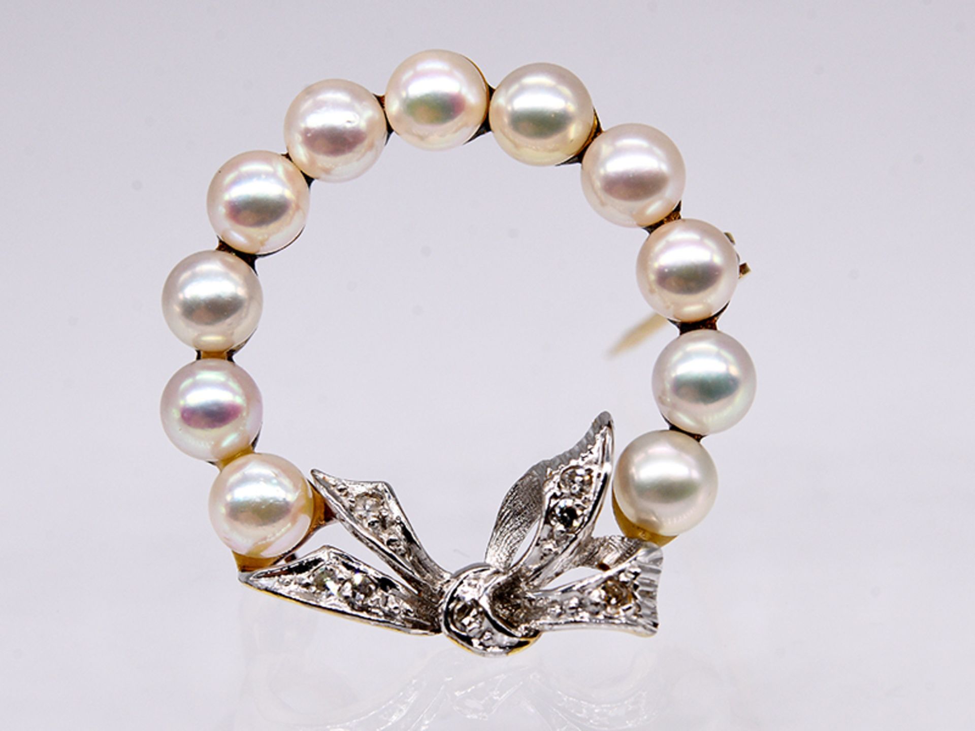 Schleifen-Kranzbrosche mit Perlen und kleinen Diamantrosen, 20. Jh. br585/-Gelbgold bzw.