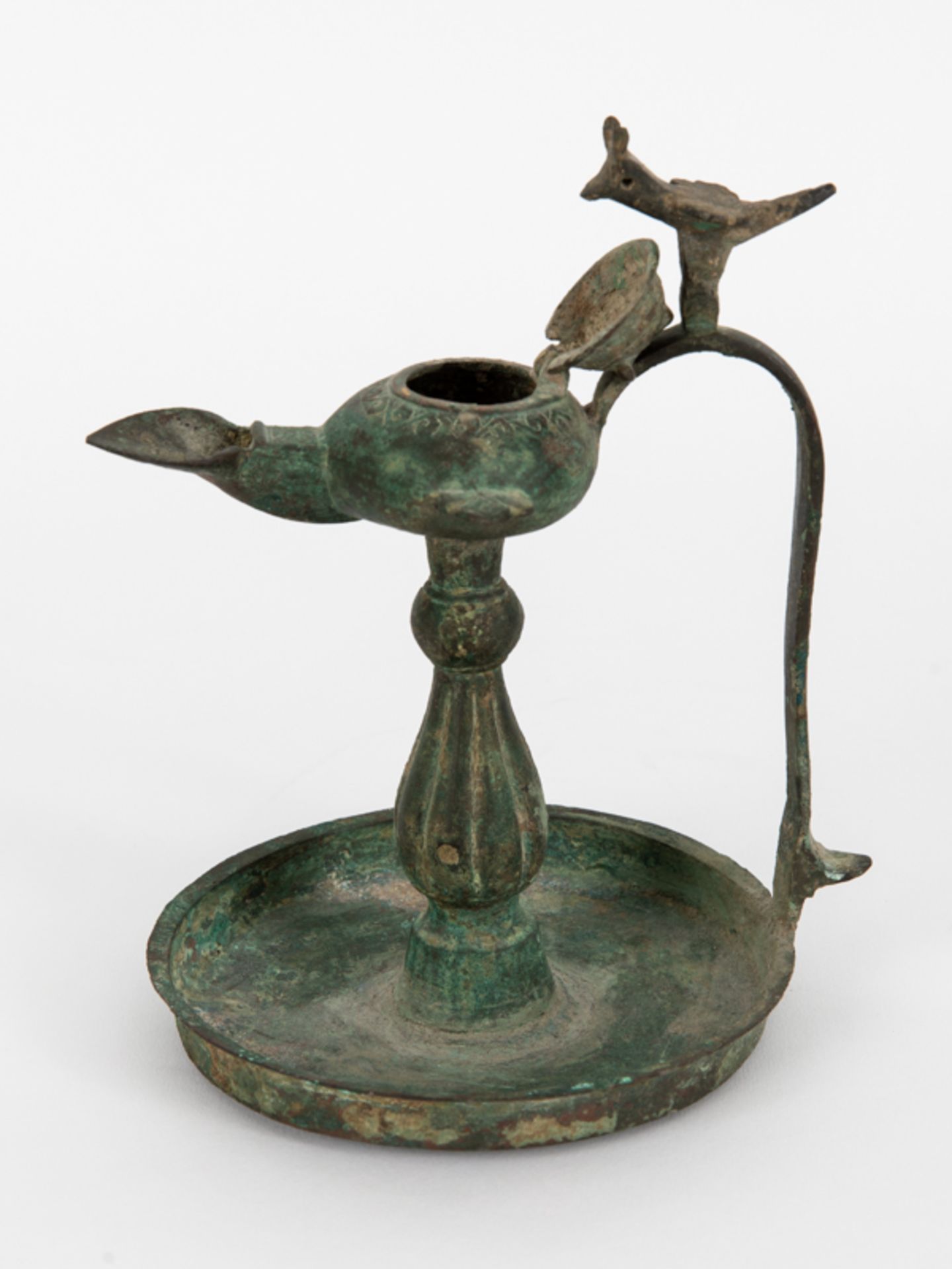 Antike Ã–llampe, wohl Asien. brBronze mit grÃ¼nlicher Patina; runder Tellersockel mit seitlichem - Image 3 of 7