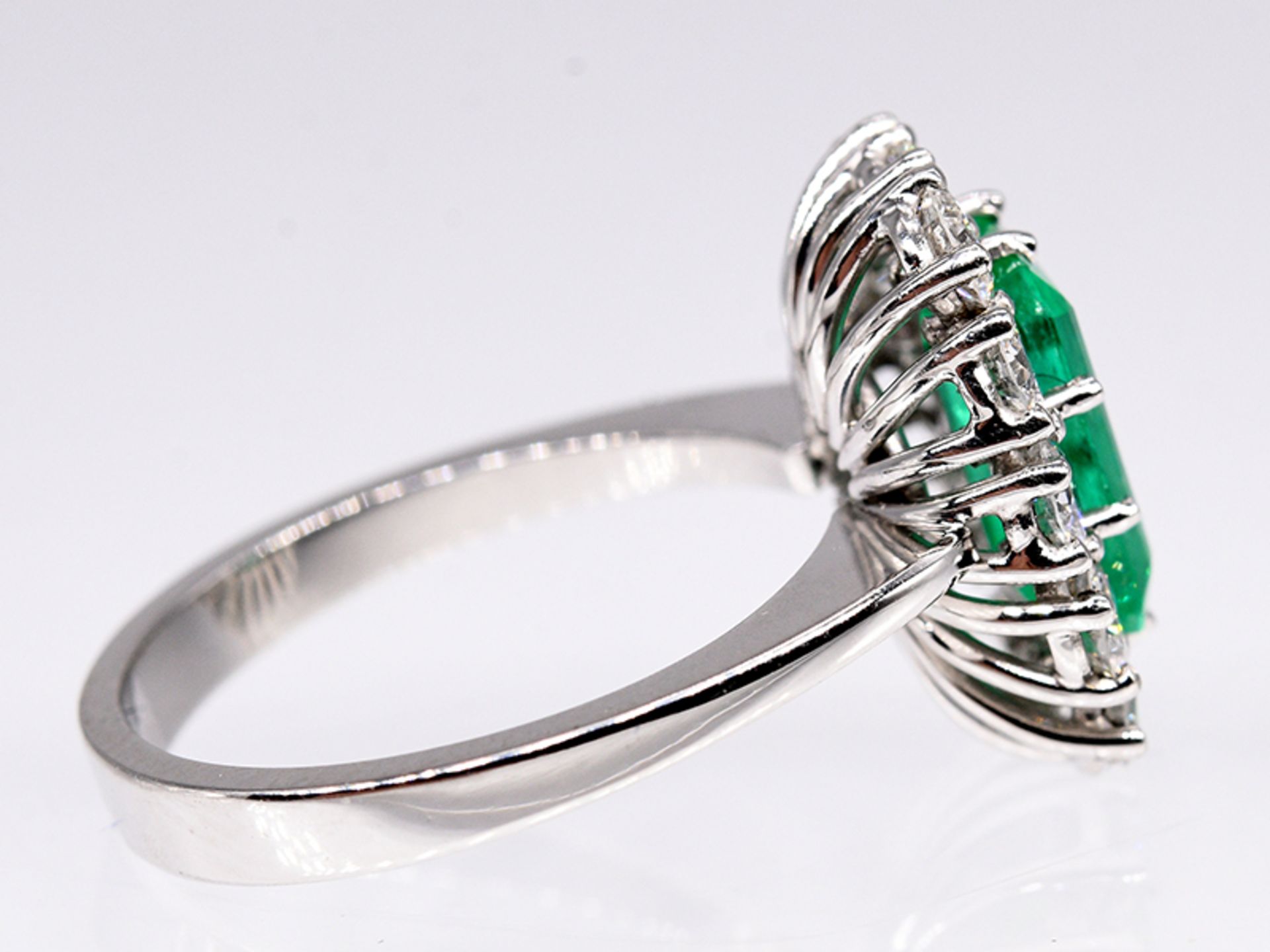Ring mit hochwertigem Smaragd ca. 1,6 ct, wohl Kolumbien und 12 Brillanten, zus. ca. 1,1 ct, - Image 4 of 5