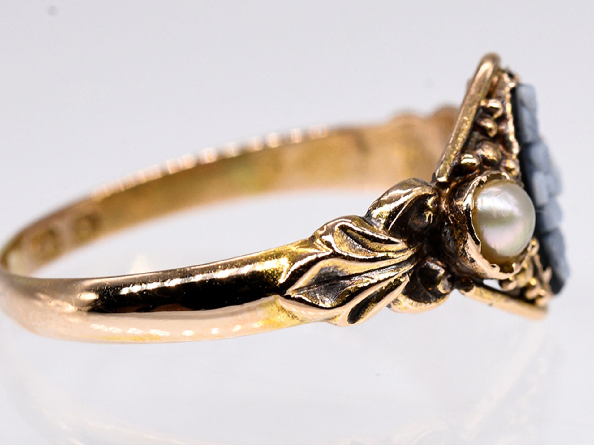 Ring mit kleiner Achat-Kamee und Orient-Halbperlen, England, um 1900. br15 kt Gelbgold. - Bild 2 aus 4