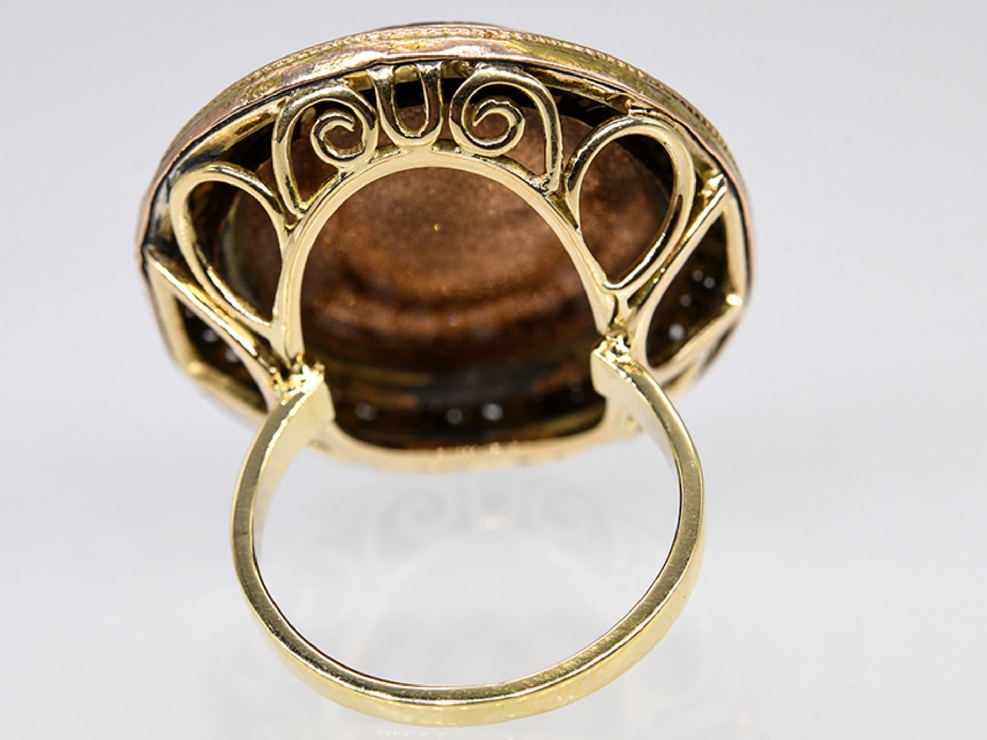 GroÃŸer Ring mit Sonnenstein und feiner Pietra Dura-Arbeit, Goldschmiedearbeit, um 1900. br585/- - Image 4 of 5