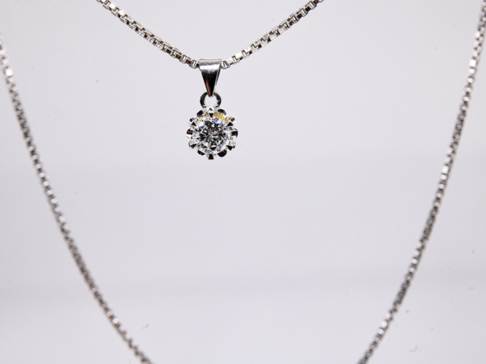 SolitÃ¤r-AnhÃ¤nger mit Brillant von ca. 0,75 ct, 80- er Jahre. br585/- WeiÃŸgold. Gesamtgewicht 6, - Image 2 of 3