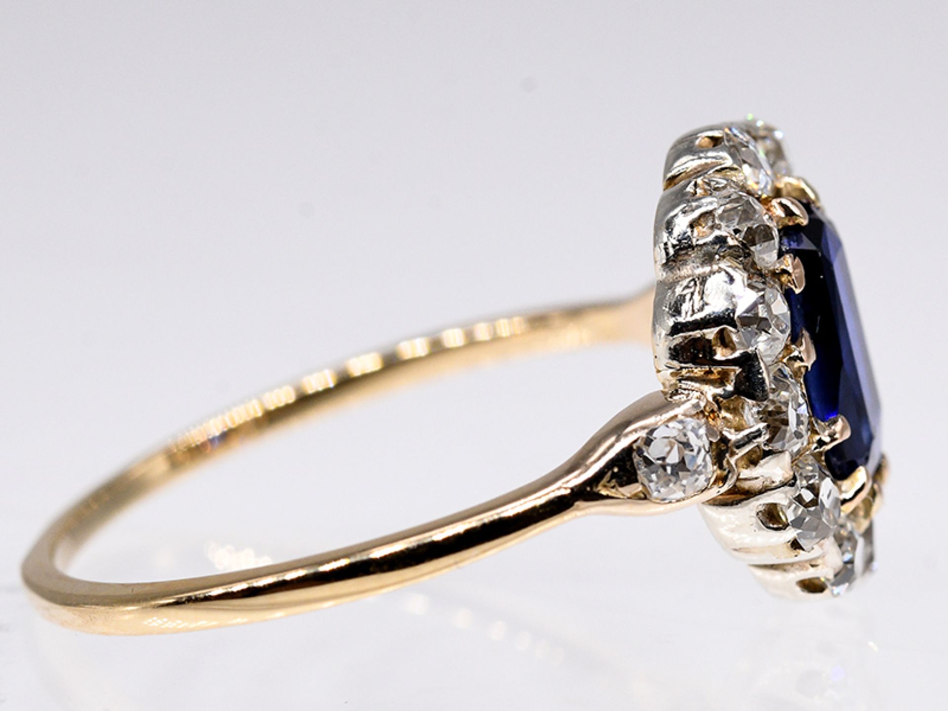 Ring mit hochwertigem Saphir ca. 1,2 ct und 14 Altschliff-Diamanten, zus. ca. 1,1 ct, um 1900. - Bild 2 aus 3