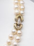 Zweireihige Akoya-Perlen mit goldenem Verschluss und kleinen Diamanten, 90- er Jahre. br585/-