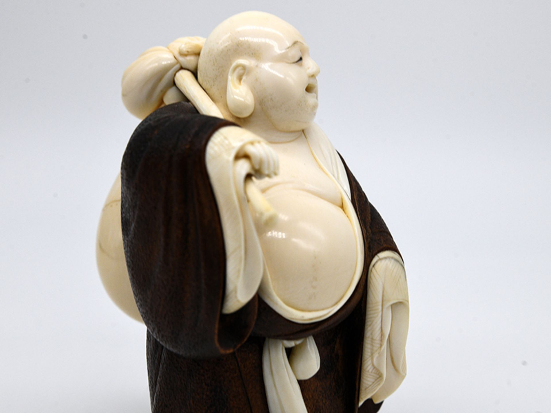 Okimono "Hotei", Japan, Meiji- oder Taisho-Periode (frÃ¼hes 20. Jh.). brElfenbein, geschnitzt und - Image 13 of 13