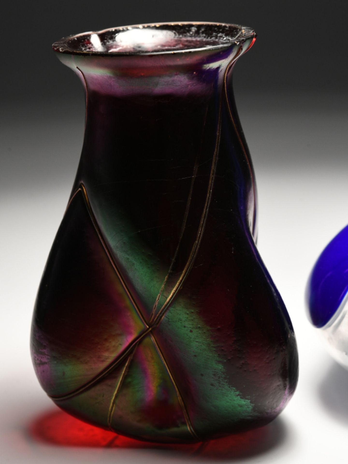 2 verschiedene kleine Jugendstil-Vasen, wohl BÃ¶hmen, Anfang 20. Jh. brFarbloses Glas, einmal rot - Bild 2 aus 7