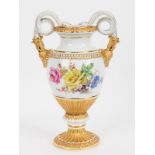 Schlangenhenkel-Prunkvase, Meissen, um 1900. brWeiÃŸporzellan mit polychromen beidseitigen Blumen-