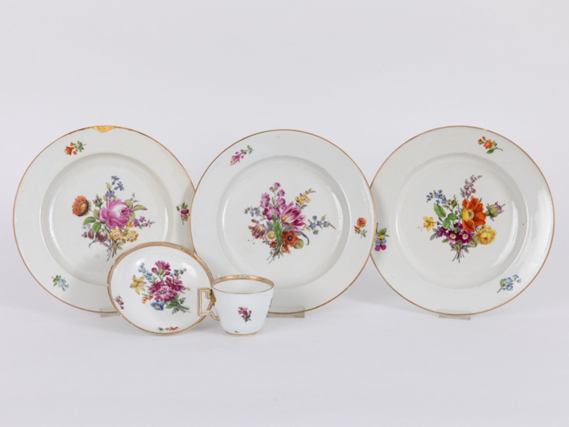 3 Teller + 1 Tasse mit Blumenbouquet-Malereien, Meissen, um 1780 (Marcolini-Zeit). - Image 2 of 3