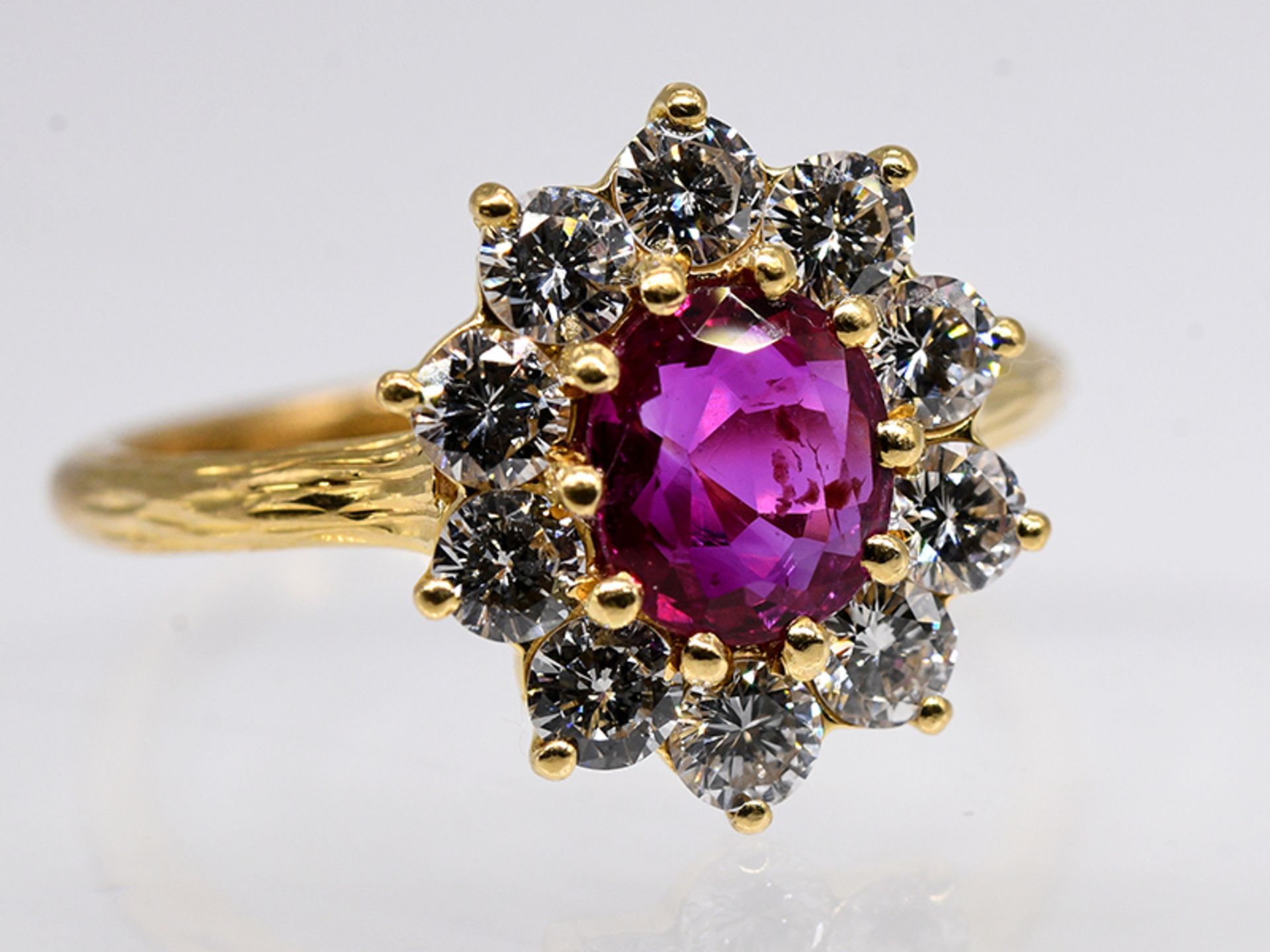 Ring mit Rubin und 10 Brillanten, zus. ca. 1 ct, Juwelier Wilm, Hamburg, 90- er Jahre. br750/- - Image 2 of 4