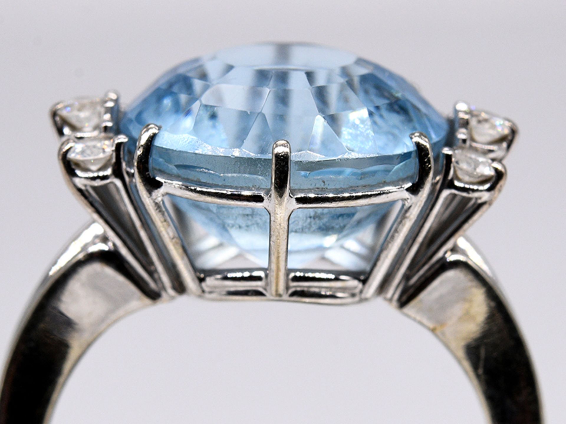 Ring mit wohl Aquamarin ca. 3 ct und 6 Brillanten, zus. ca.0,10 ct, 90- er Jahre. br750/- WeiÃŸgold. - Image 4 of 5