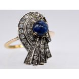 Art Deco-Ring mit Saphir-Cabochon ca. 0,45 ct und 39 Brillanten, zus. ca. 0,25 ct, um 1925/30.