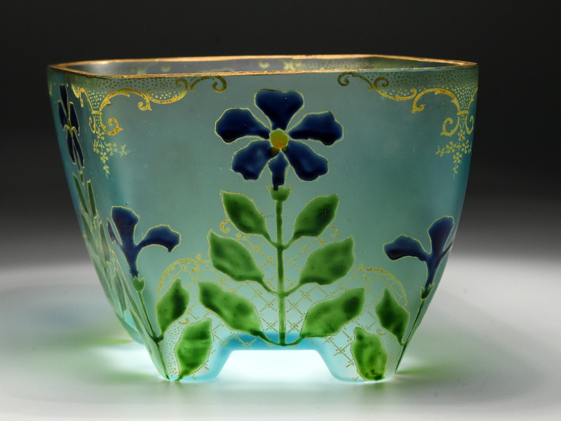 Art-Nouveau-Glasschale, wohl Frankreich, um 1900. brHellblau hinterfangenes satiniertes Glas mit