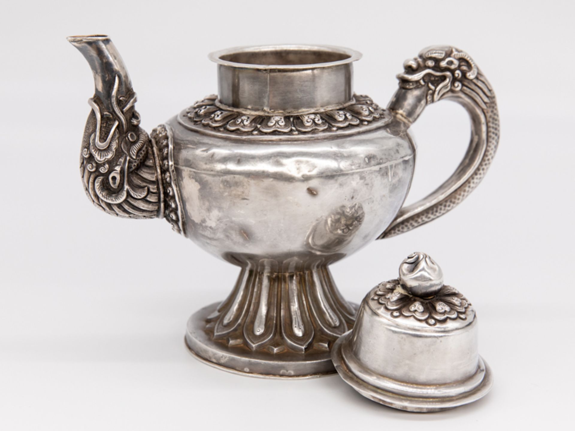 Teekanne, Tibet, um 1900. br925/-Silber, ca. 563 g; auf rundem, geschweift erhÃ¶hten Sockel mit - Image 2 of 6