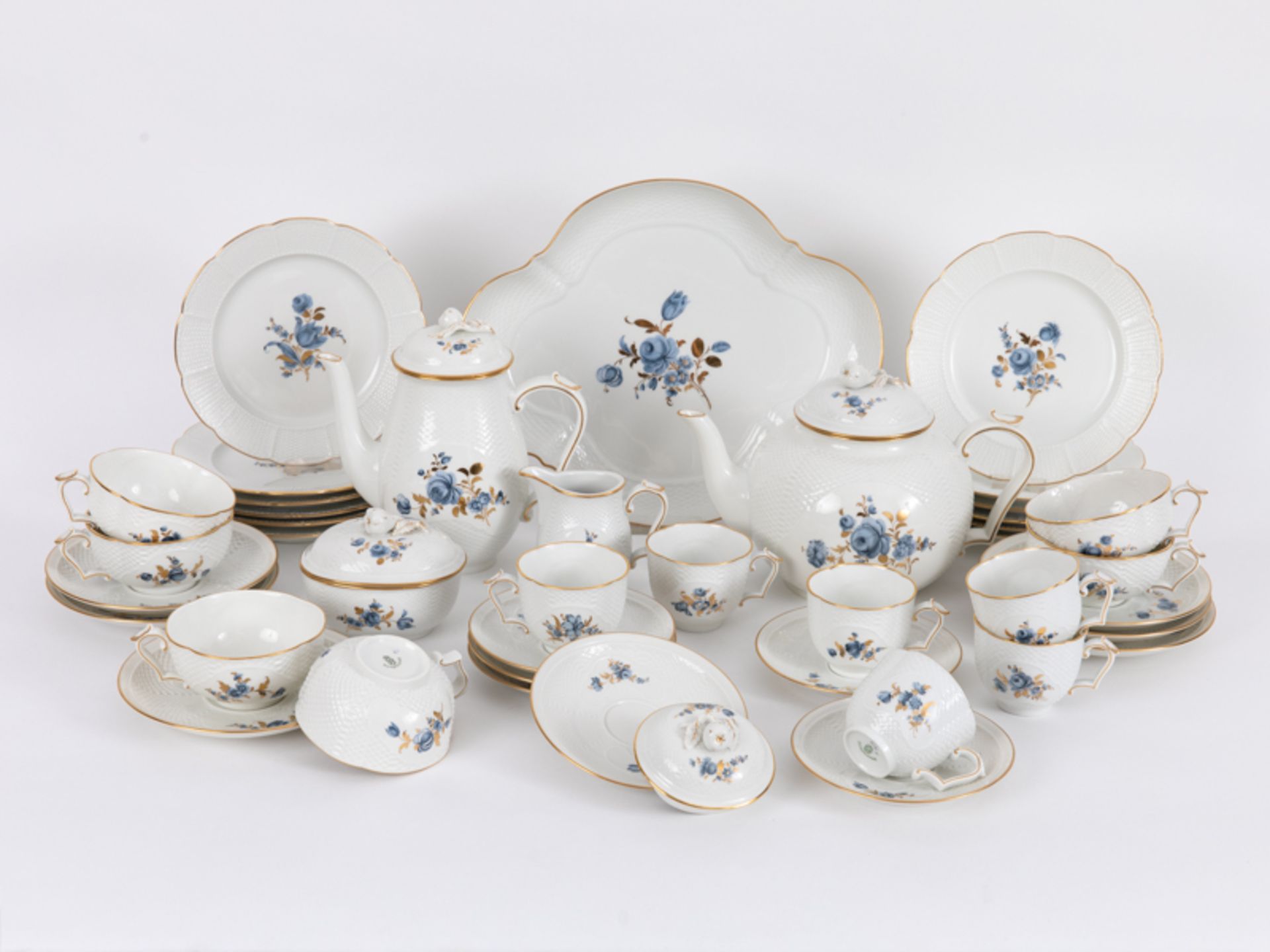 42-tlg. Kaffee- u. Teeservice "Ozier/ blaue Blumenbouquets + Gold", Nymphenburg, 20. Jh.