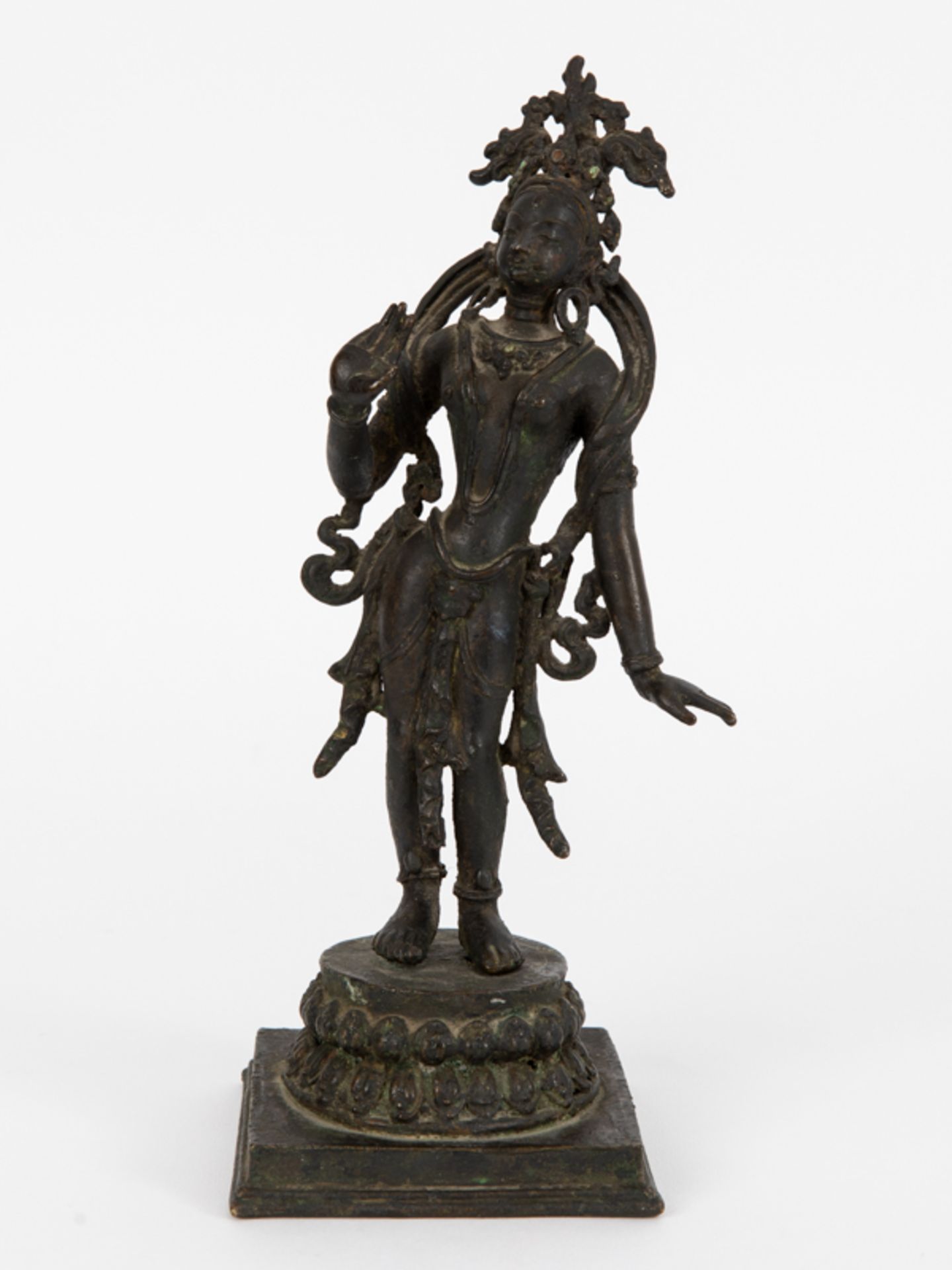 Kleine Standfigur einer Bodhisattva (Tara), Nepal oder Tibet, wohl 18. Jh. brBronze mit dunkler - Image 9 of 9