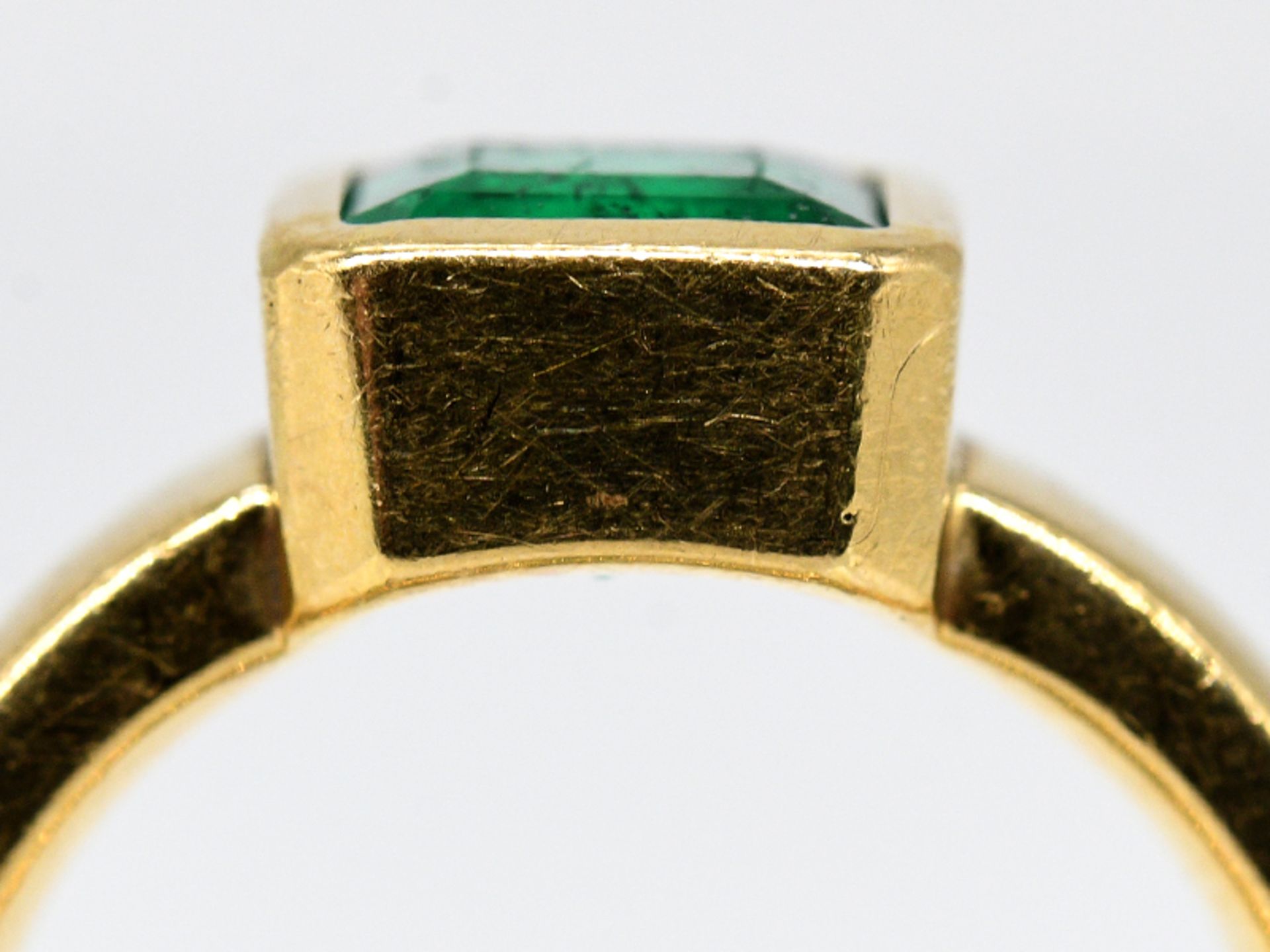 Massiver Ring mit Smaragd, Juwelier Willer, Hamburg, 21. Jh. br750/- Gelbgold. Gesamtgewicht ca. - Image 3 of 4