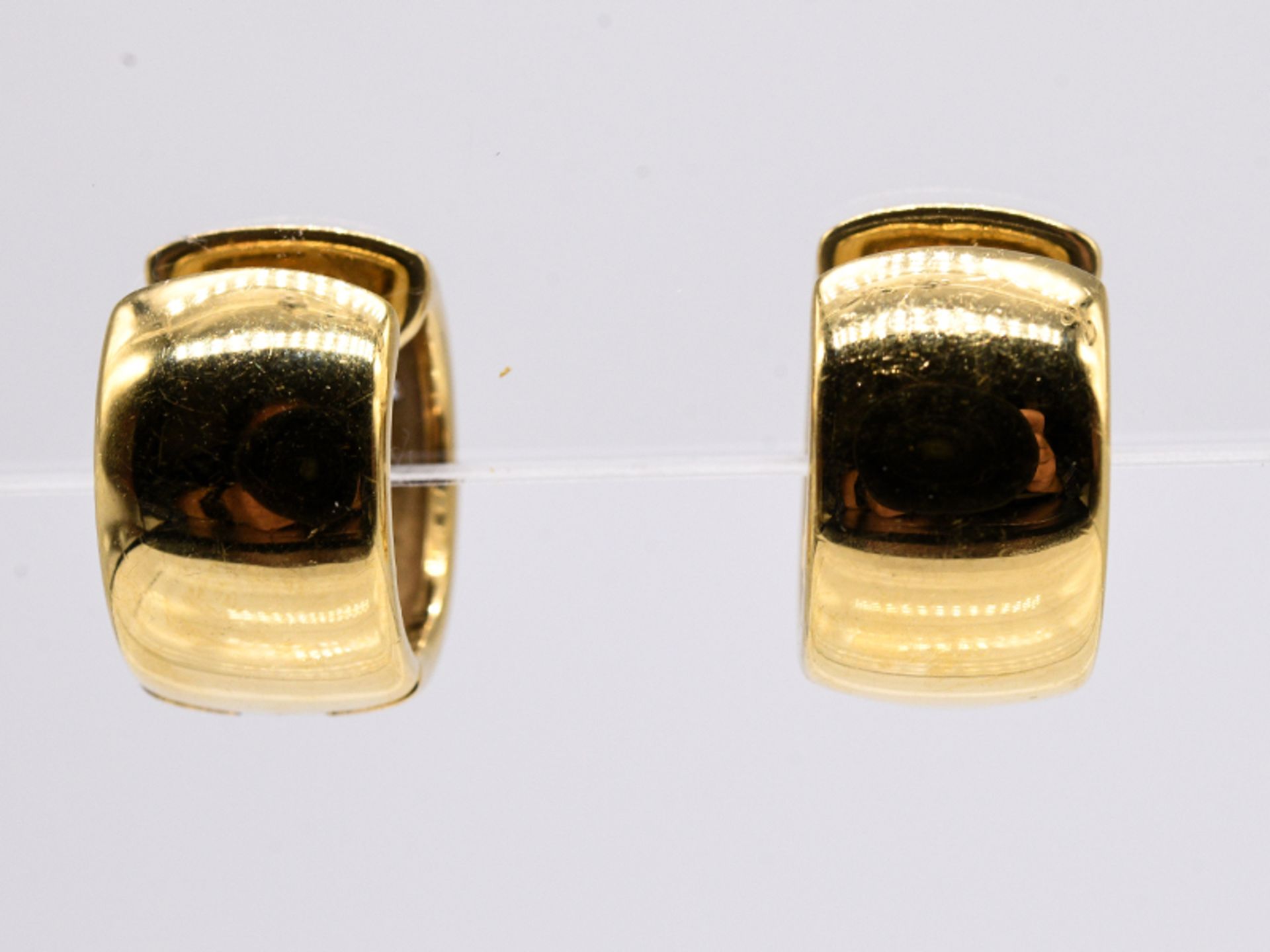 Paar Creolen mit zusammen 24 Brillanten, zus. 0,32 ct, bezeichnet Quinn, 20. Jh. br750/- Gelbgold. - Image 3 of 3