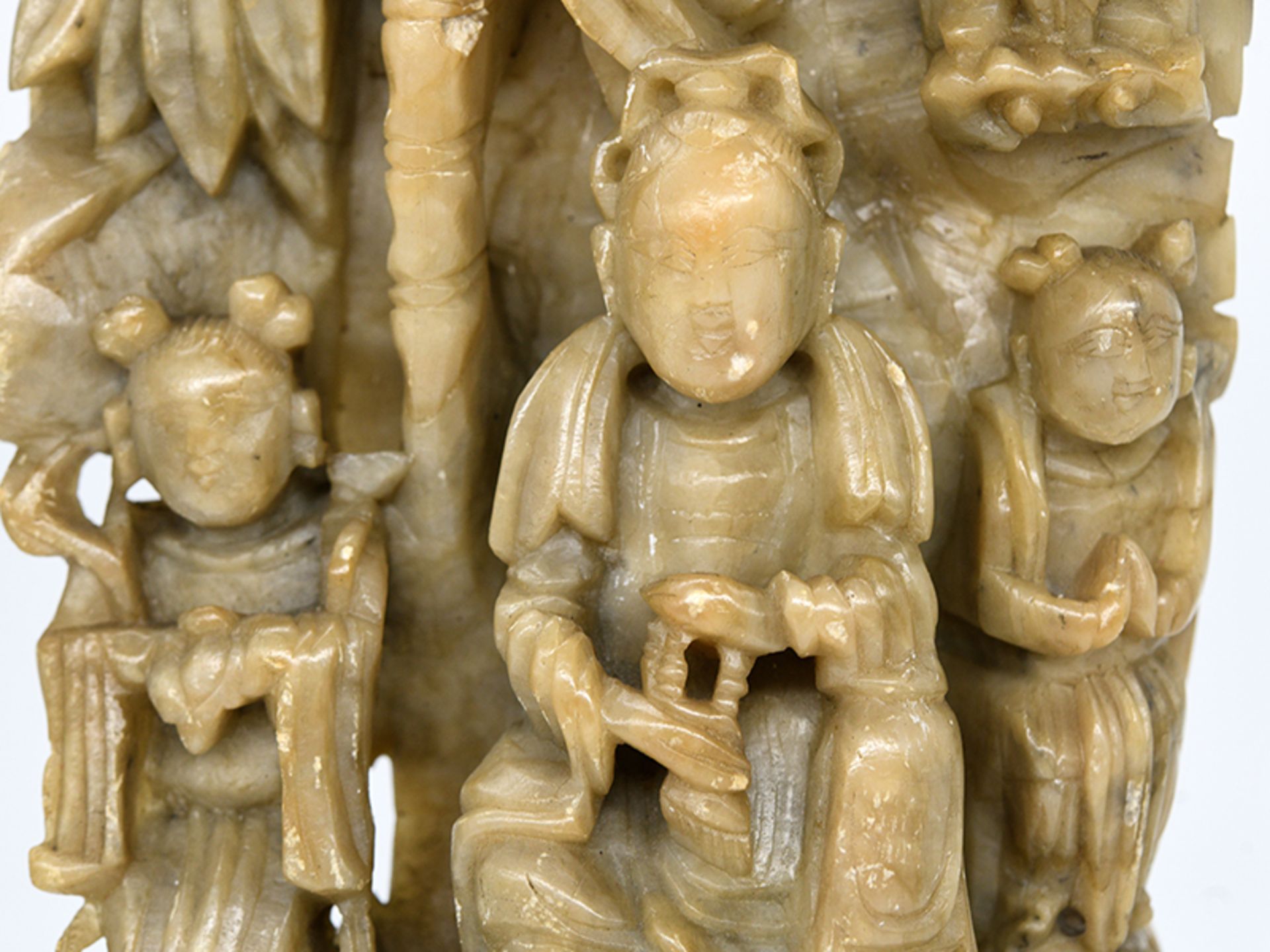 Buddhistische Speckstein-Figuren-Stele, China, wohl spÃ¤te Ming-/frÃ¼he Qing-Zeit (17./18. Jh.). - Image 2 of 3
