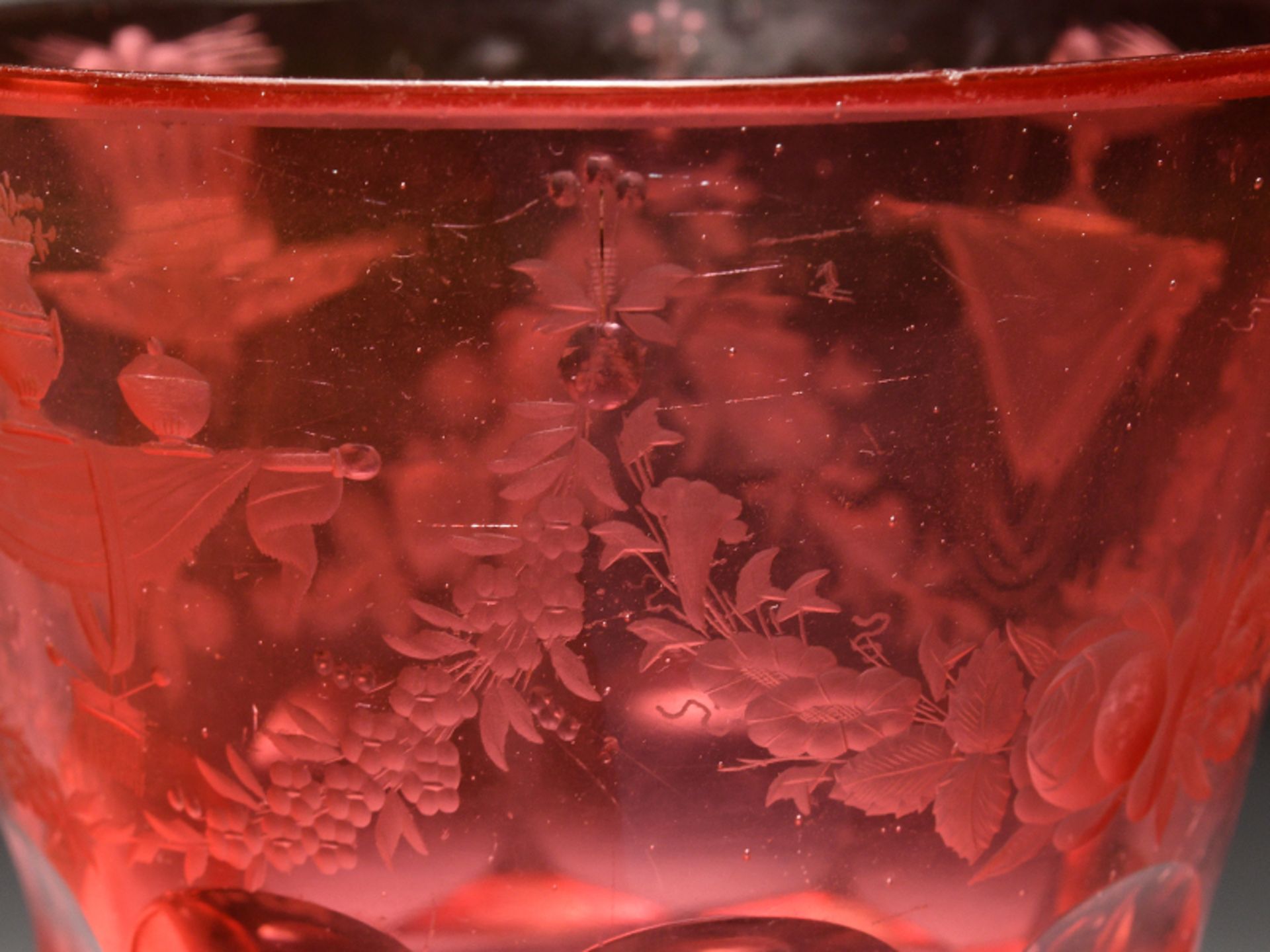 Biedermeier-Rosalinglas-Pokal mit Sinnspruch, BÃ¶hmen, um 1840/50. brFarbloses Glas, rosalinfarbig - Image 3 of 5