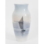 GroÃŸe Vase mit maritimem Dekor vom Ã–resund, Royal Copenhagen, 20. Jh. brWeiÃŸporzellan mit grau-