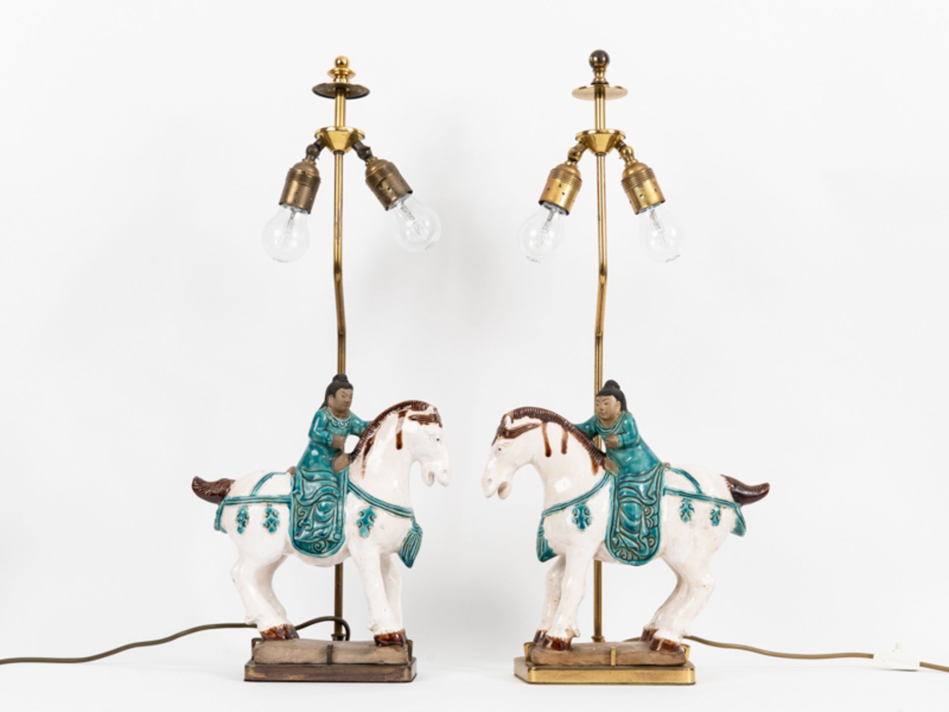 Paar figÃ¼rlich-chinoise Tischlampen, 2. HÃ¤lfte 20. Jh. brTerrakotta bzw. Steingut, teils - Image 4 of 5
