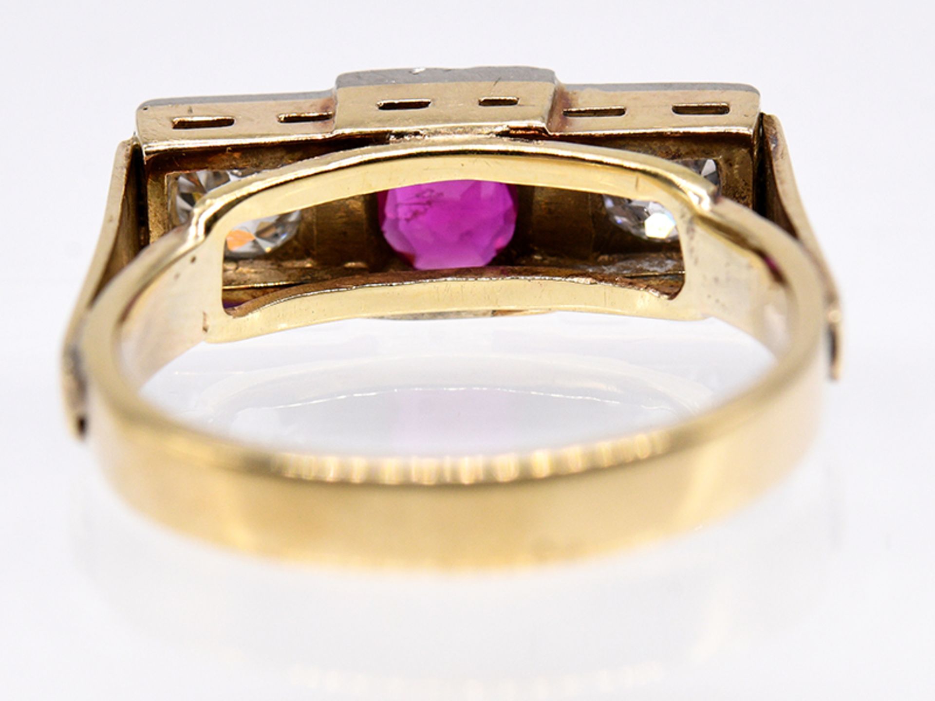 Art Deco-Ring mit Rubin ca. 0,40 ct und 2 Altschliff-Diamanten, zus. ca. 0,50 ct, um 1920. br585/- - Image 5 of 5