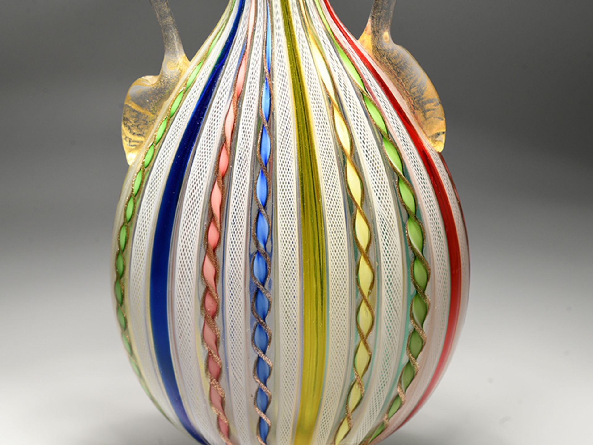 Doppelhenkel-Ziervase mit Zanfirico-Einschmelzungen, wohl Salviati/Toso, Murano, 20. Jh. brFarbloses - Image 4 of 5