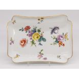 Rechteckplatte/-Schale mit Blumenmalerei, Meissen, um 1750. brWeiÃŸporzellan mit polychromer