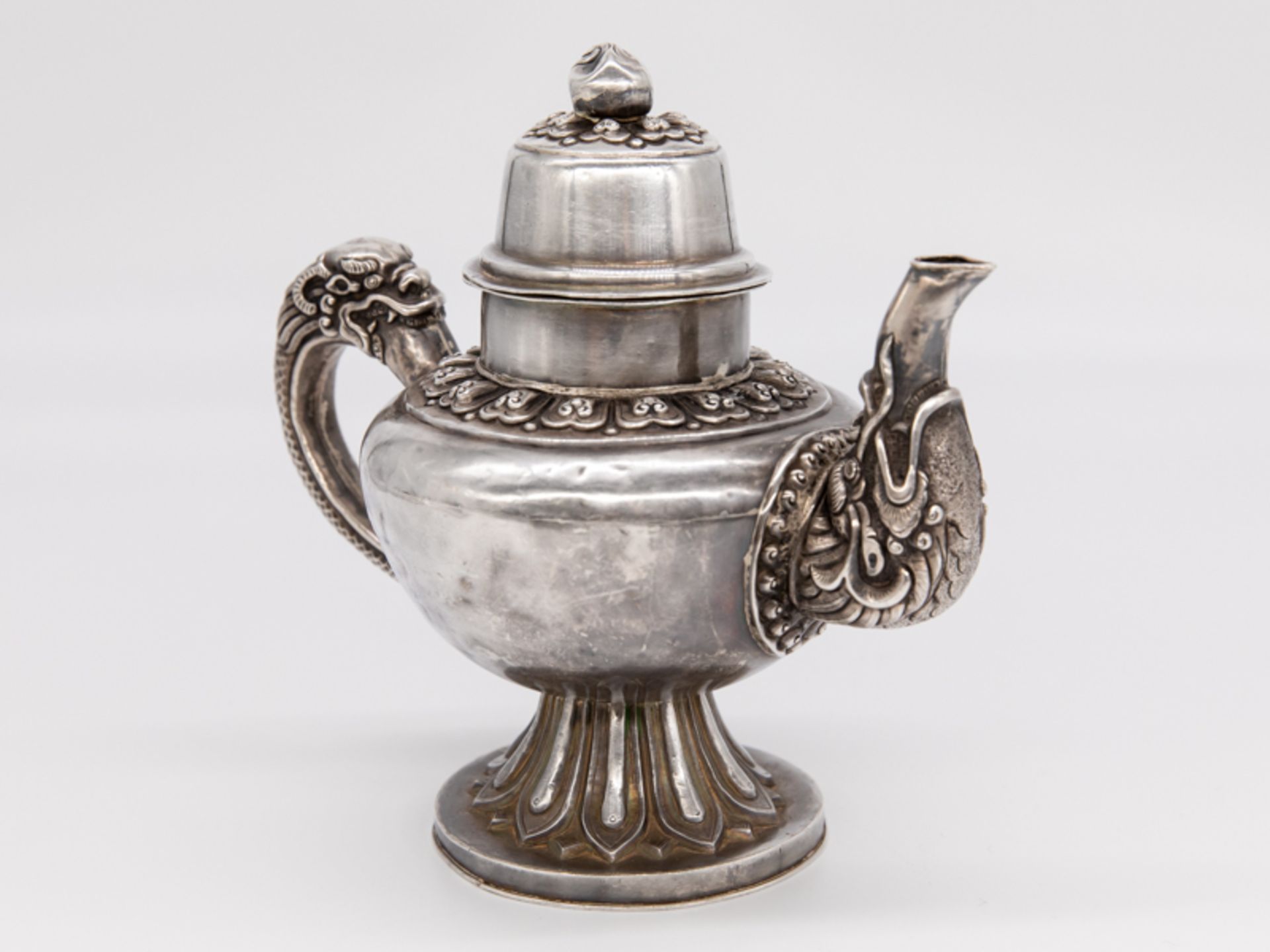 Teekanne, Tibet, um 1900. br925/-Silber, ca. 563 g; auf rundem, geschweift erhÃ¶hten Sockel mit - Image 5 of 6