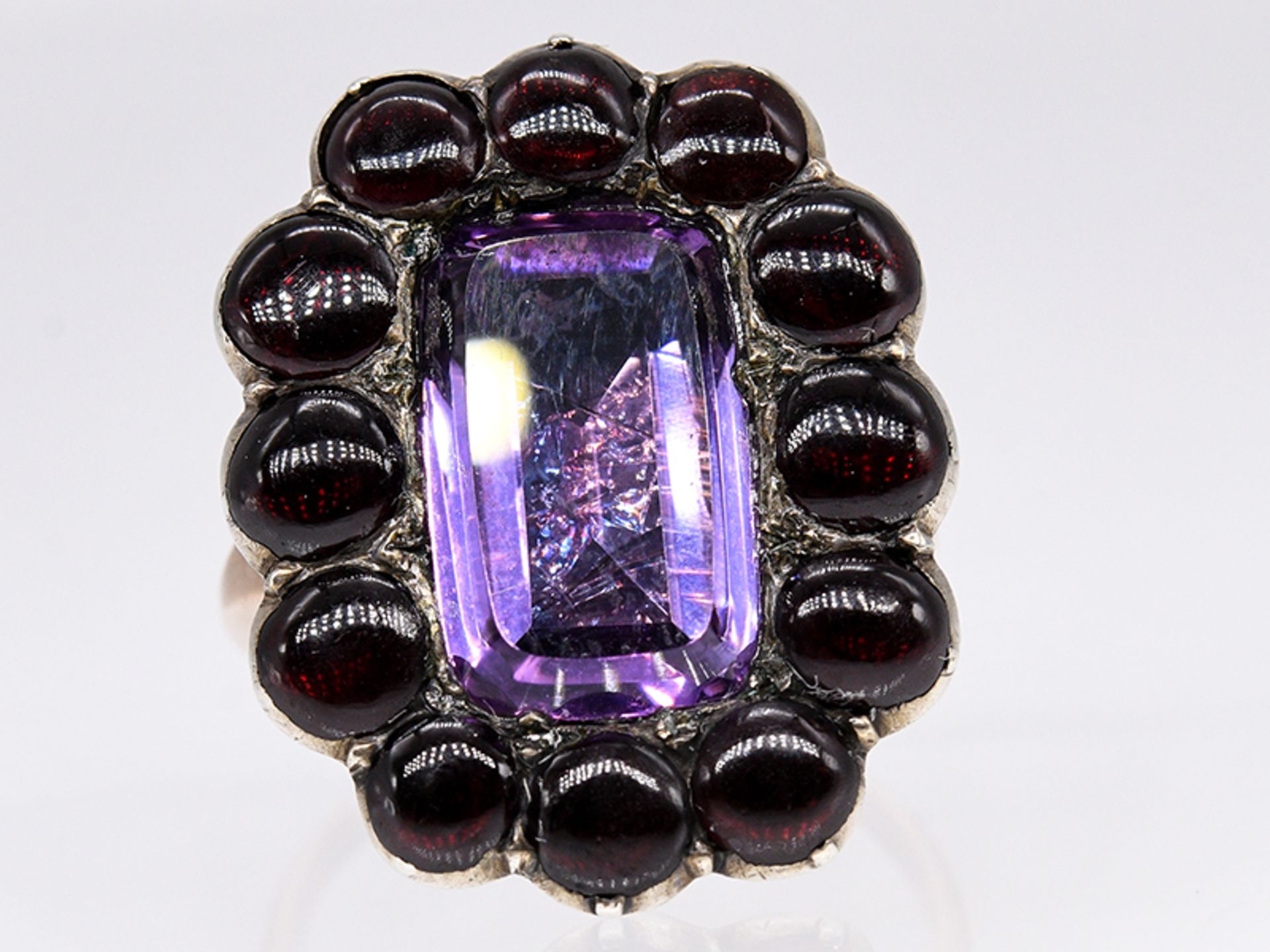 Biedermeier-Ring mit Amethyst und Granat, um 1800/1820. brSilber und Gold-Legierung, wohl 400-500