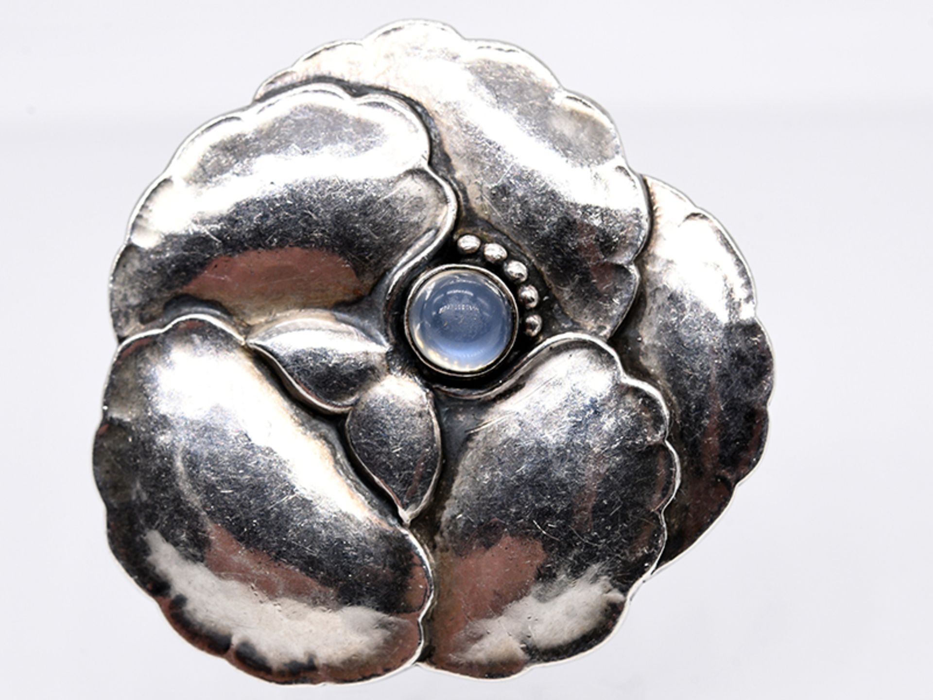 Georg Jensen-Brosche "StiefmÃ¼tterchenblÃ¼te " mit Mondstein-Cabochon, DÃ¤nemark, 1940 - 50-er