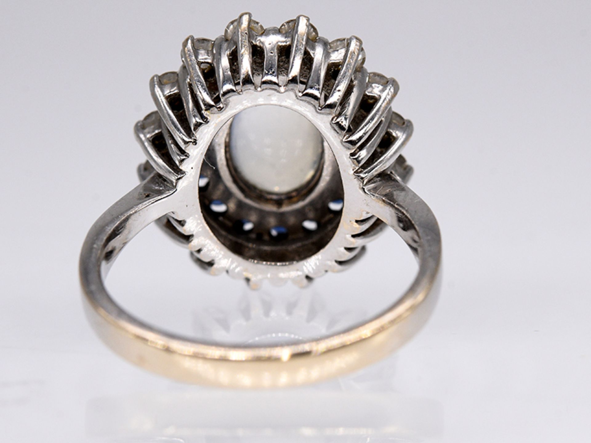 Ring mit Mondsteincabochon ca. 1,2 ct, 16 Saphiren zus. ca. 0,40 ct und 16 Brillanten, zus. ca. 1 - Image 3 of 3