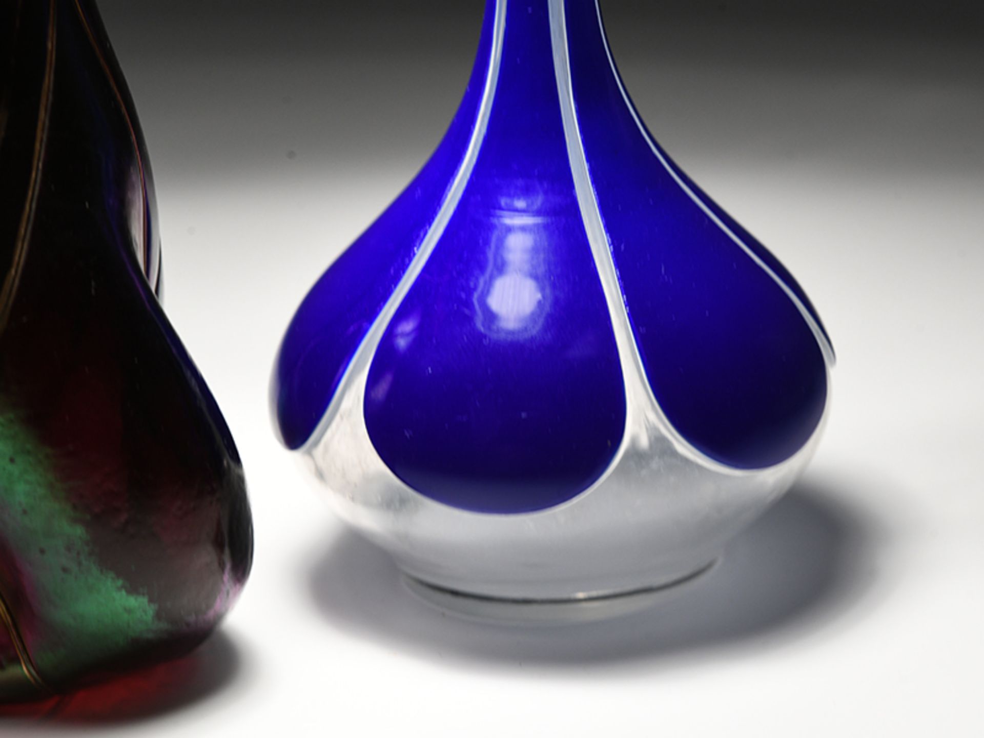 2 verschiedene kleine Jugendstil-Vasen, wohl BÃ¶hmen, Anfang 20. Jh. brFarbloses Glas, einmal rot - Bild 7 aus 7