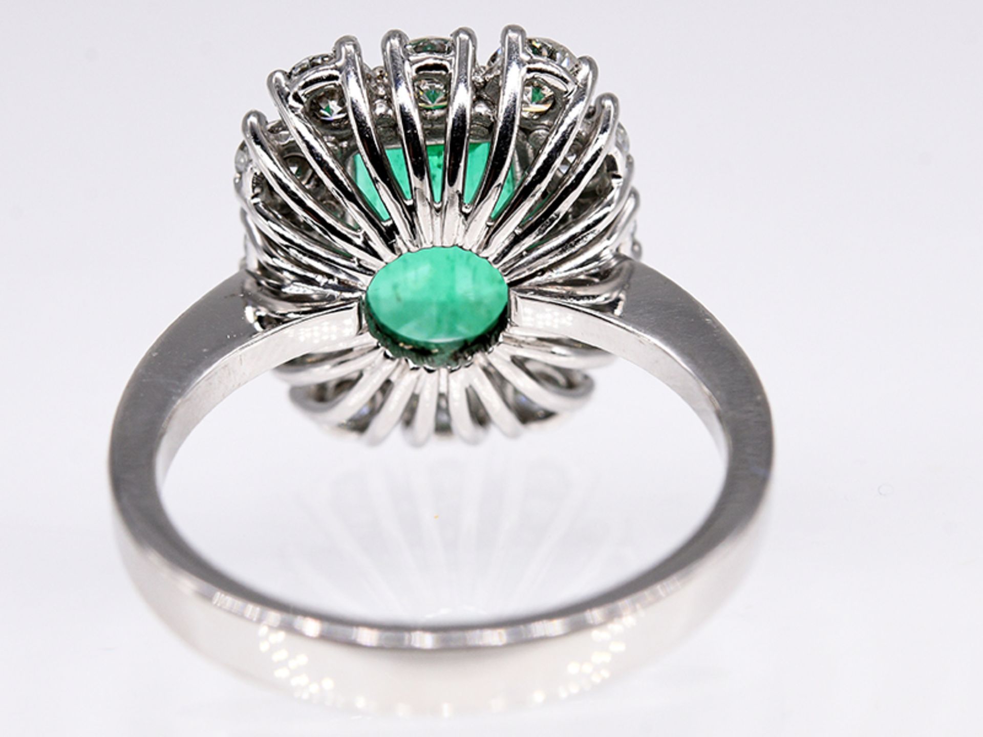Ring mit hochwertigem Smaragd ca. 1,6 ct, wohl Kolumbien und 12 Brillanten, zus. ca. 1,1 ct, - Image 5 of 5