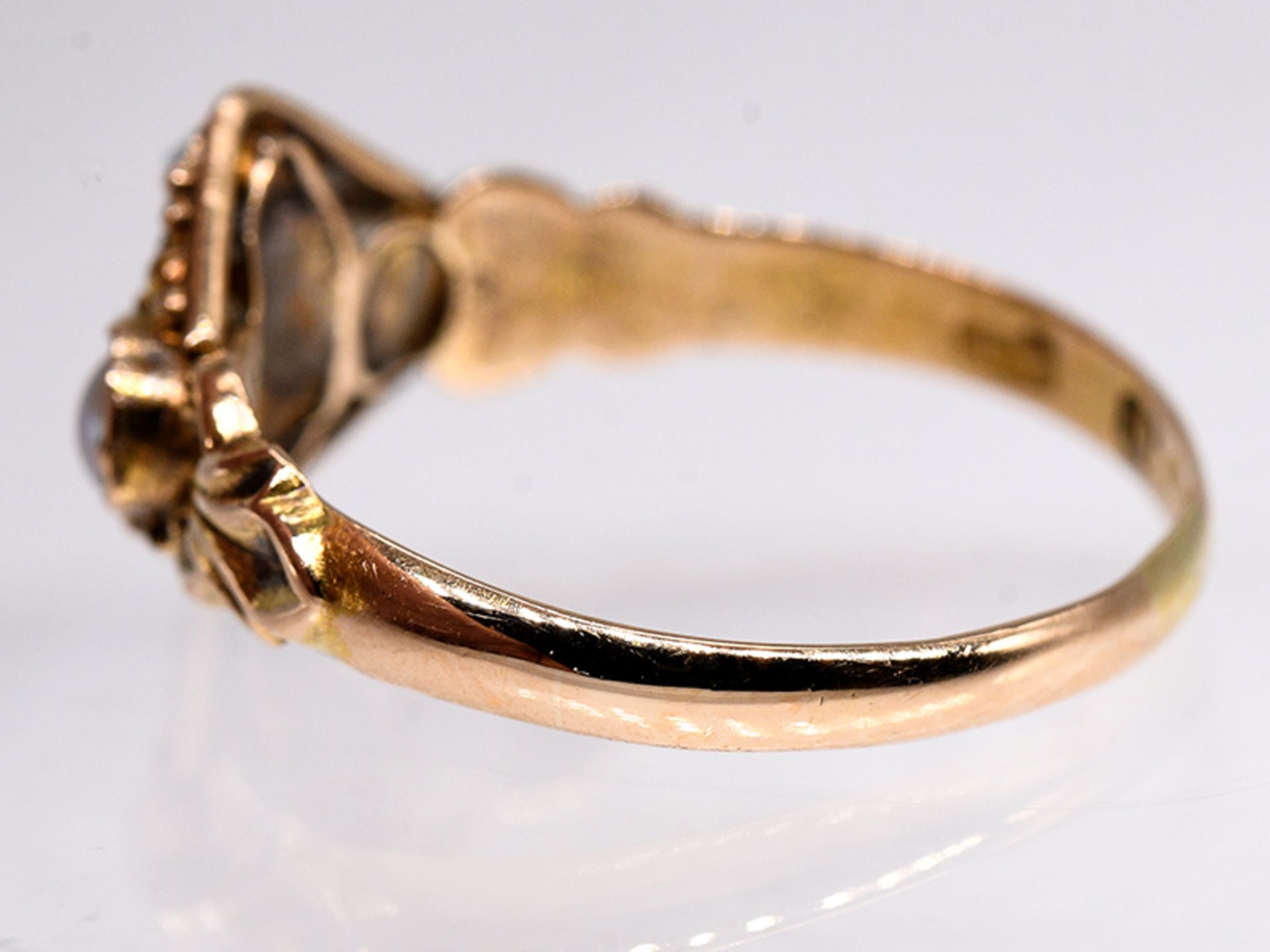 Ring mit kleiner Achat-Kamee und Orient-Halbperlen, England, um 1900. br15 kt Gelbgold. - Bild 3 aus 4