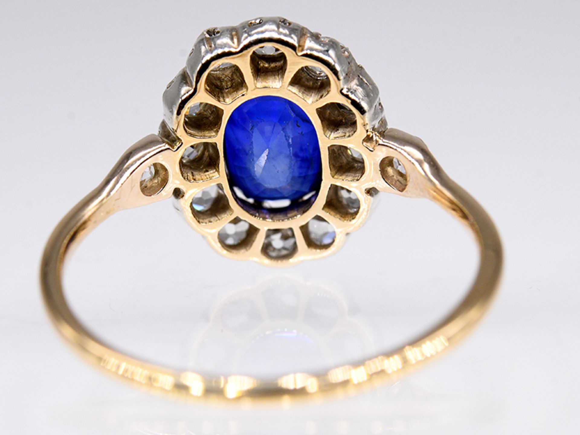 Ring mit hochwertigem Saphir ca. 1,2 ct und 14 Altschliff-Diamanten, zus. ca. 1,1 ct, um 1900. - Image 3 of 3