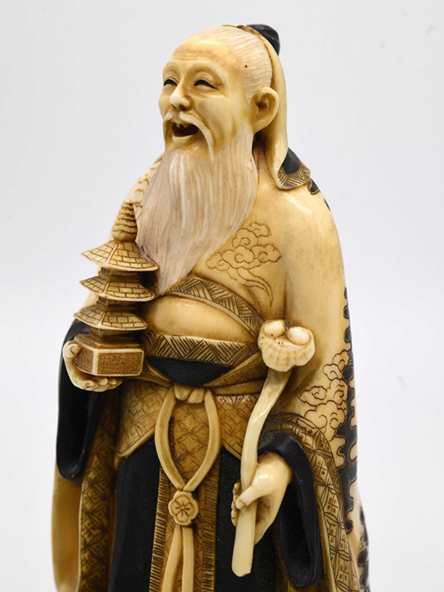 Okimono eines bÃ¤rtigen alten Mannes mit Ruyi-Zepter und Pagode, Japan, Meiji-Zeit (um 1890). - Image 7 of 8