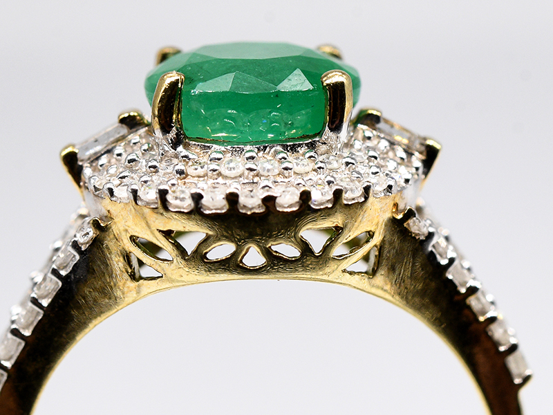 Ring mit Smaragd ca. 1,5 ct und Achtkant-Diamanten, zus. ca. 0,40 ct, 80- er Jahre. br9 kt Gelbgold. - Image 2 of 4