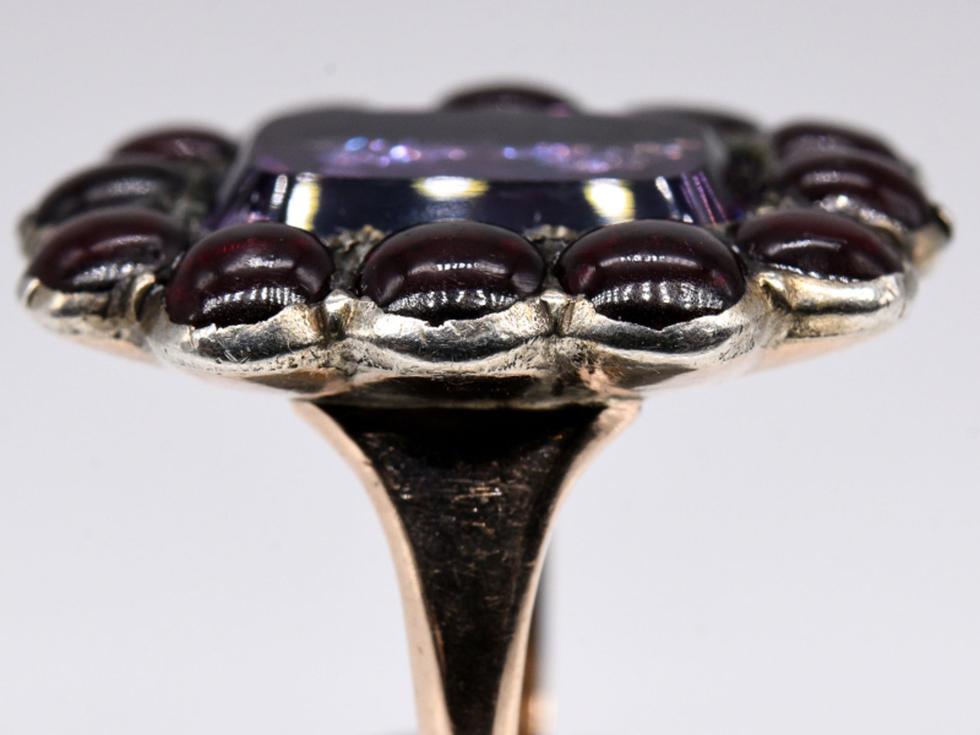 Biedermeier-Ring mit Amethyst und Granat, um 1800/1820. brSilber und Gold-Legierung, wohl 400-500 - Image 4 of 5