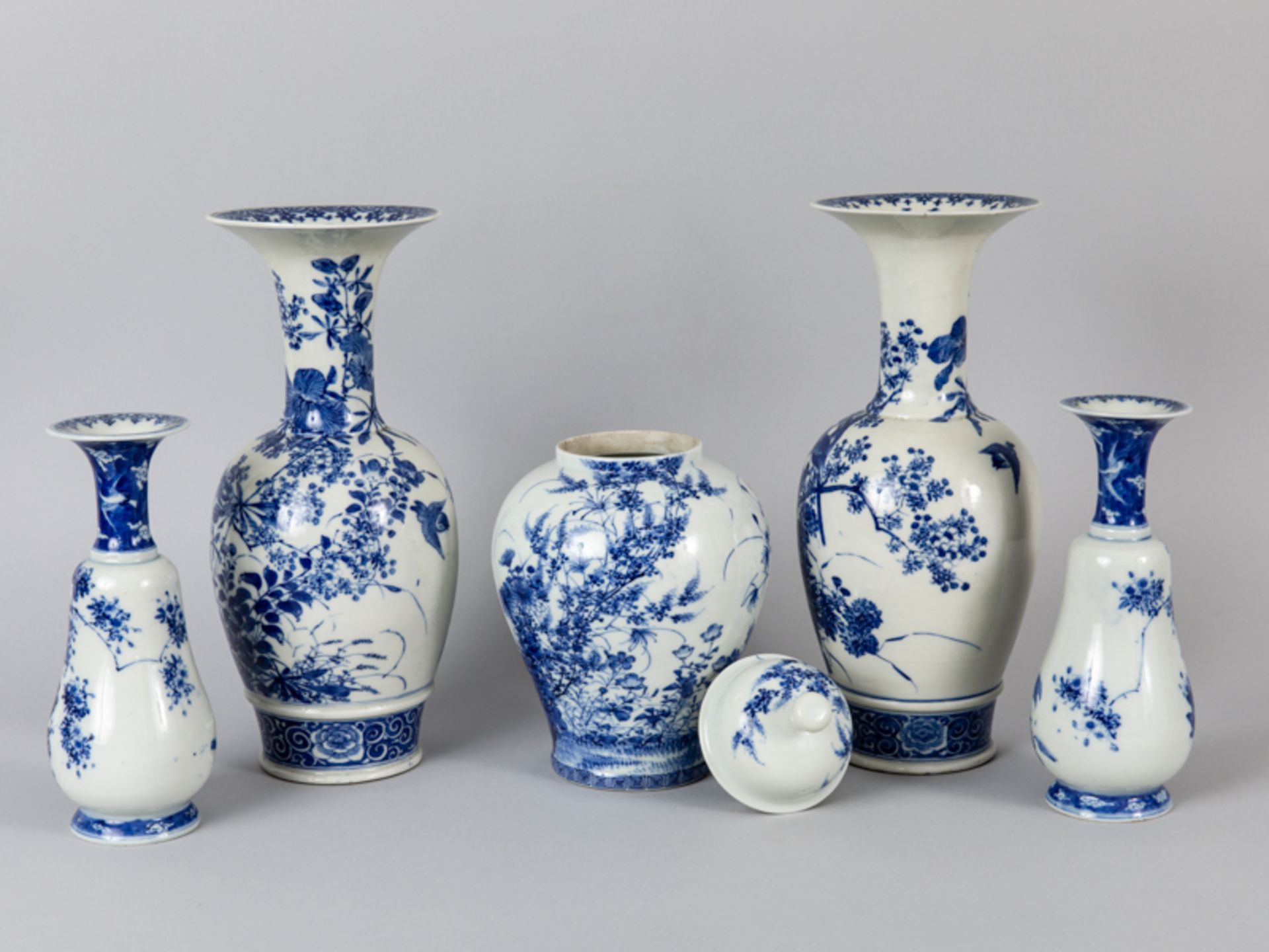 2 Arita-Vasen-Paare + Deckelvase mit Blaumalerei, Japan, Meiji-Zeit (1868 - 1912). - Image 2 of 3