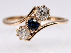 Jugendstil-Ring mit Saphir und 2 Altschliff-Diamanten, zus. ca. 0,35 ct, um 1900. br585/-
