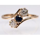 Jugendstil-Ring mit Saphir und 2 Altschliff-Diamanten, zus. ca. 0,35 ct, um 1900. br585/-